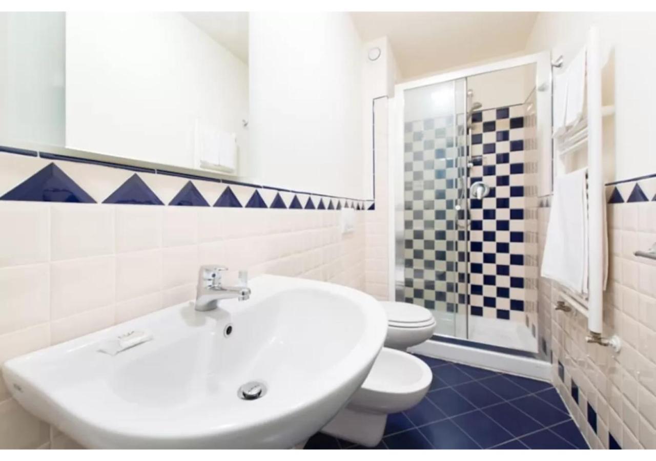 Palazzo Piazza Mazzini Hotel Pescia Bagian luar foto
